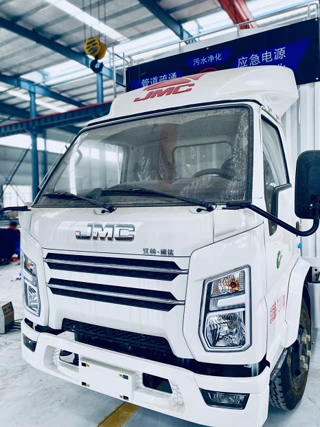 污泥脱水车1.jpg 污泥脱水车1.jpg